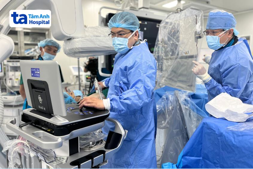 Ê kip bác sĩ Trung tâm Tim mạch, BVĐK Tâm Anh TP.HCM trong ca bít dù thông liên nhĩ