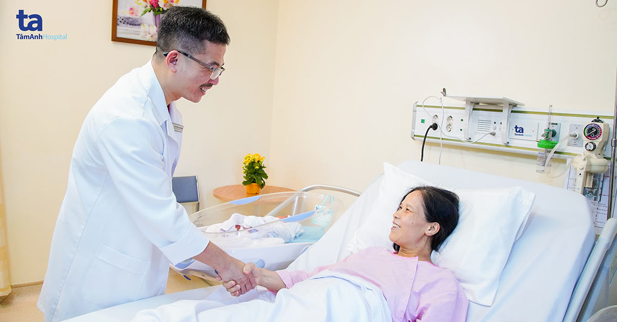 Thụ tinh ống nghiệm ở tuổi 40 – cơ hội nào cho những bông hoa nở muộn?
