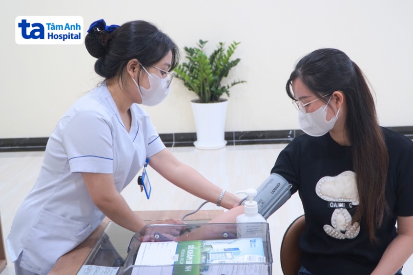 Thường xuyên kiểm tra huyết áp giúp phát hiện kịp thời các vấn đề tim mạch tiềm ẩn