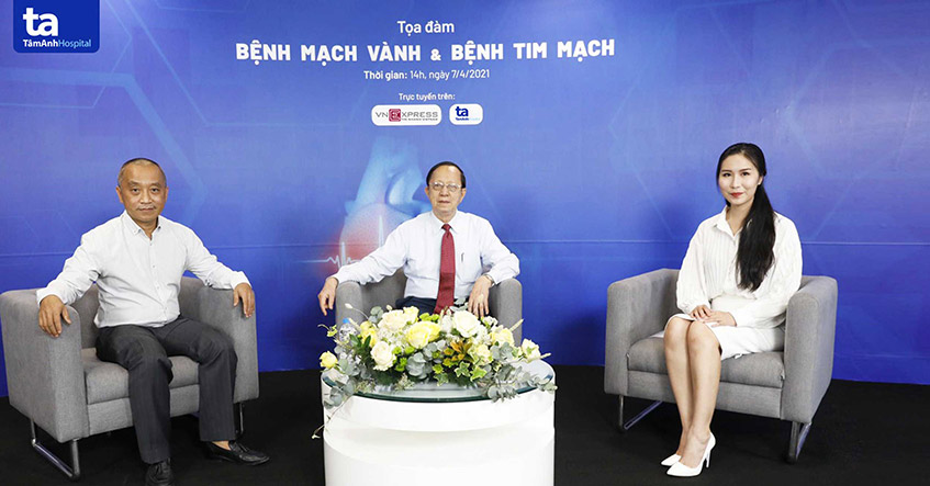 Phó giáo sư Phạm Nguyễn Vinh (giữa); bác sĩ Nguyễn Minh Trí Viên (trái) giải đáp các thắc mắc cho độc giả về các bệnh lý tim mạch