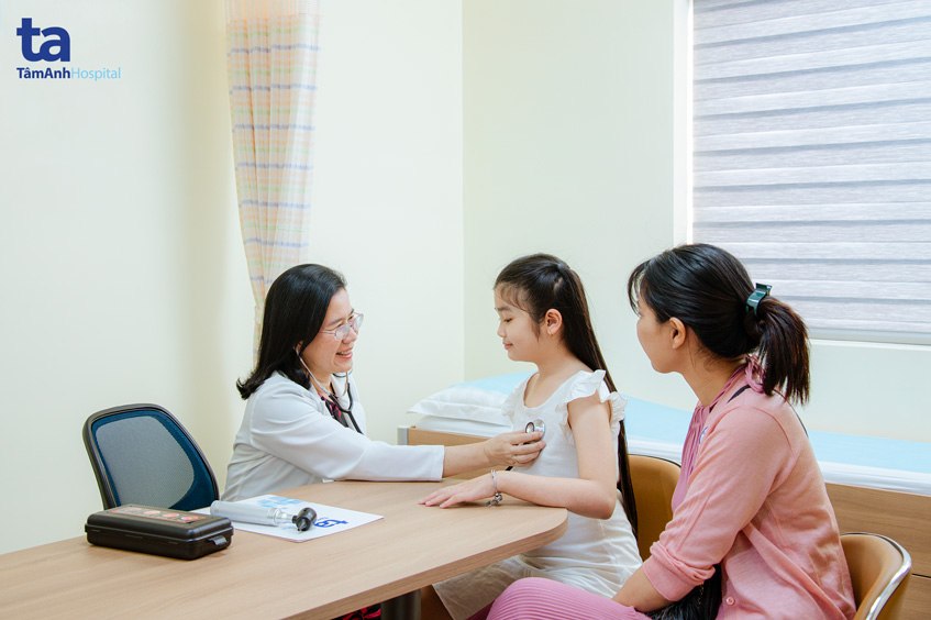 Cha mẹ nên đưa con tới bệnh viện khám sớm