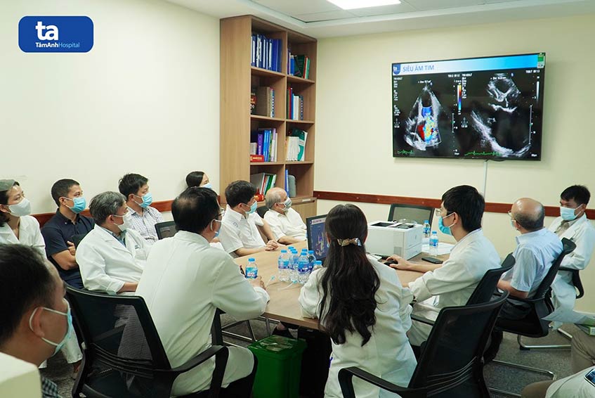 Các chuyên gia đầu ngành của hai bệnh viện cùng hội chẩn về ca bệnh đầu tiên
