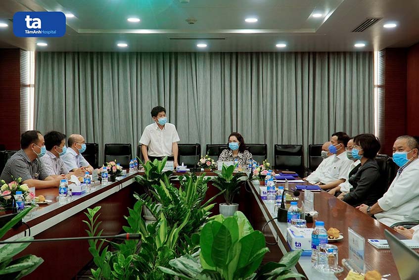 PGS.TS. Nguyễn Sinh Hiền, Giám đốc bệnh viện Tim Hà Nội phát biểu trong buổi lễ ký kết