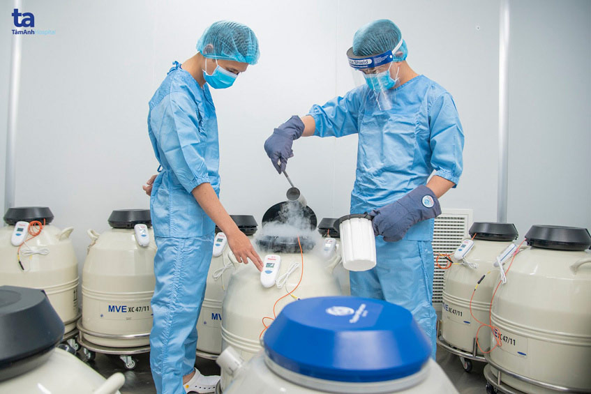 Kỹ thuật viên trữ lạnh giao tử, phôi, mô với nitơ lỏng