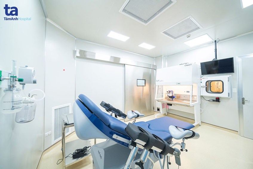 Phòng chuyển phôi riêng, với tủ thao tác có kết hợp tủ cấy sẽ giúp tối ưu hóa thời gian chuyển phôi, hệ thống tủ thao tác sẽ kết nối với camera màn hình hiển thị thông tin và quá trình load phôi trước khi đưa vào buồng tử cung