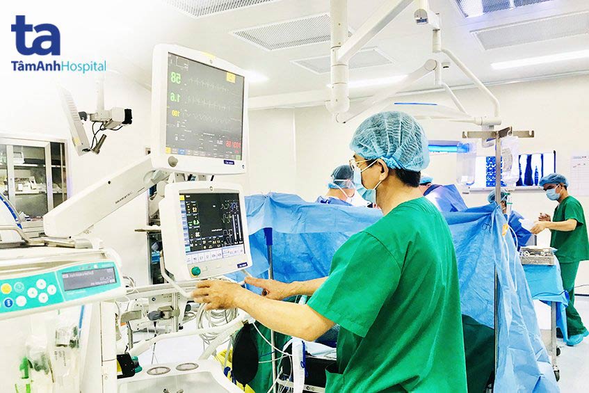 bac si khuong dong hanh voi ca phau thuat kho