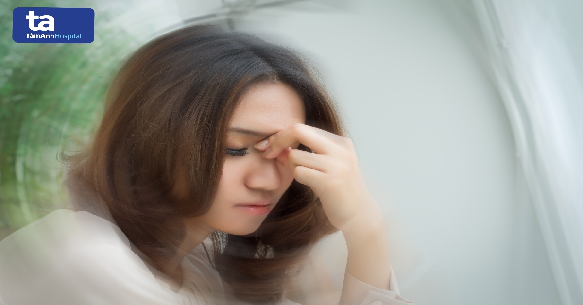 Những yếu tố nguy cơ nào có thể làm tăng nguy cơ phát triển triệu chứng hoa mắt chóng mặt buồn nôn?
