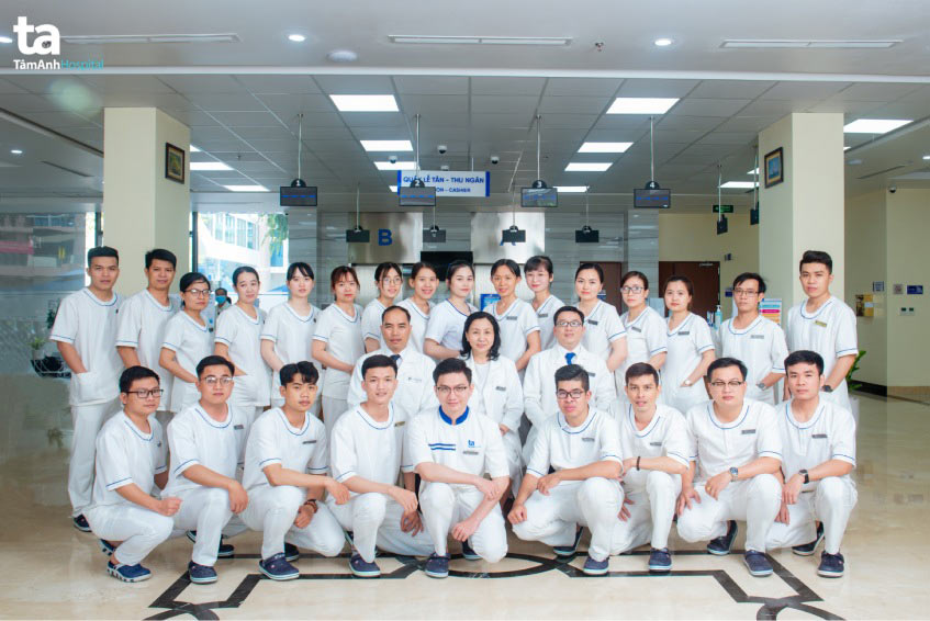 Bác sĩ Nga cùng các bác sĩ, kỹ thuật viên tại Trung tâm Xét nghiệm BVĐK Tâm Anh TP.HCM