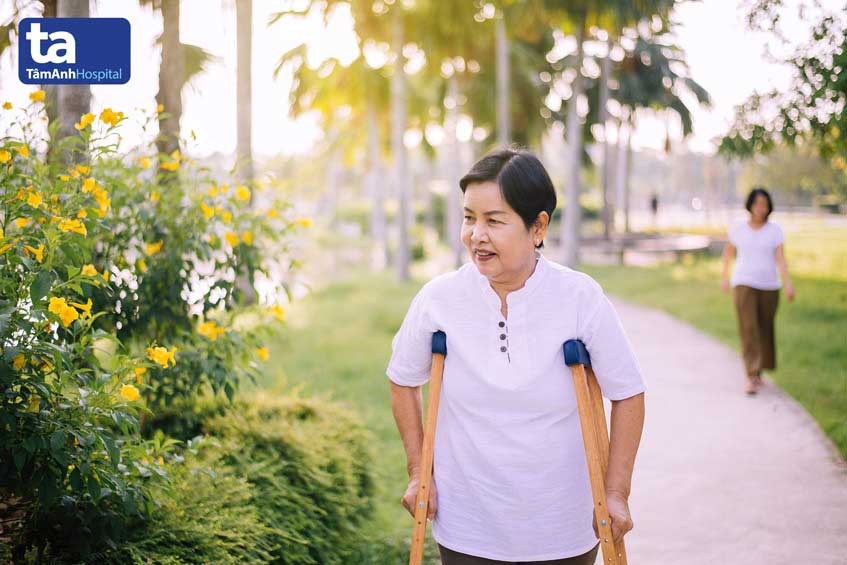 mang quần áo và giày thoải mái khi vận động