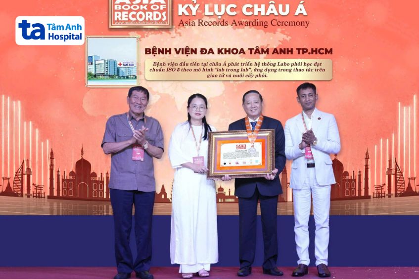 PGS.TS.BS Trần Quang Bính - Giám đốc chuyên môn Hệ thống Bệnh viện Đa khoa Tâm Anh TP.HCM và ThS.BS Giang Huỳnh Như, Giám đốc Trung tâm Hỗ trợ sinh sản Hệ thống Bệnh viện Đa khoa Tâm Anh TP.HCM cùng nhận bằng Kỷ lục châu Á: Bệnh viện đầu tiên xây dựng Hệ thống Labo phôi học đạt chuẩn ISO 5 theo mô hình "lab trong lab”, ứng dụng trong thao tác trên giao tử và nuôi cấy phôi