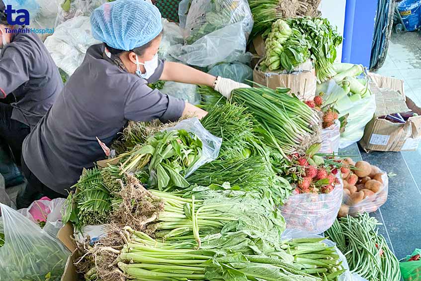 Công tác phân chia phần rau củ trao tặng