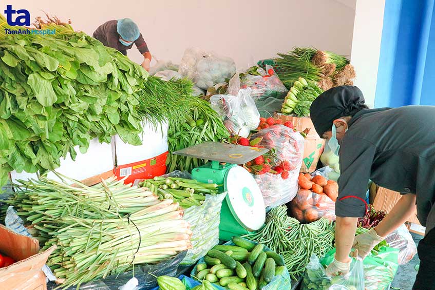 Với rau củ quả được trao tặng kịp thời, những bữa ăn chóng vánh cũng được “tươi màu sắc vitamin" hơn trước