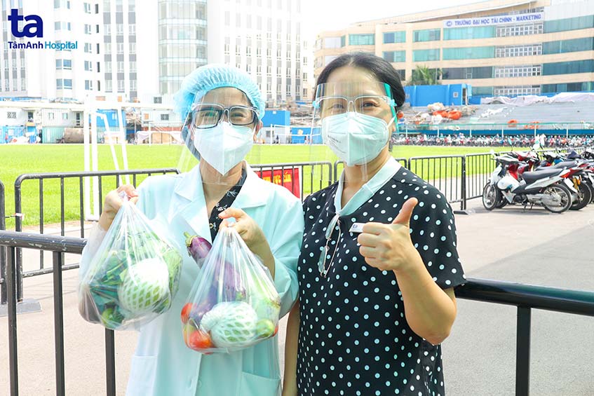 Cán bộ nhân viên y tế và cả bệnh viện rất cảm động khi nhận những túi rau củ quả chan chứa nghĩa tình.