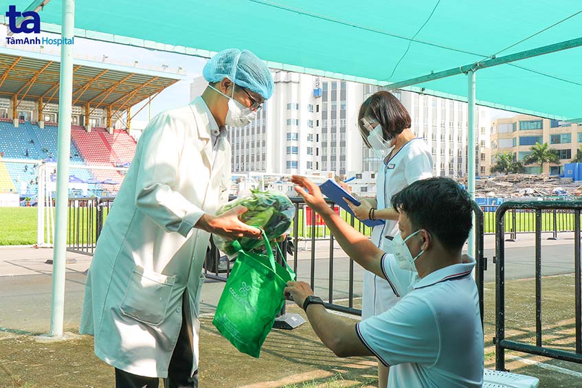 Chương trình tặng rau xanh cho nhân viên y tế kéo dài 3 ngày
