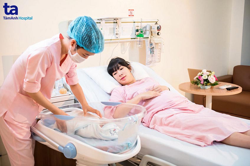 mẹ và bé khi sinh tại tâm anh