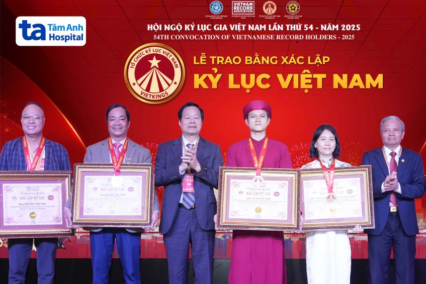 Thạc sĩ Nguyễn Ngọc Quỳnh (thứ hai từ phải sang), Trưởng Lab - Trung tâm Hỗ trợ sinh sản, Bệnh viện Đa khoa Tâm Anh TP.HCM nhận Kỷ lục Việt Nam về “Bệnh viện đầu tiên tại Việt Nam xây dựng thành công Hệ thống Lab phôi học đạt chuẩn ISO 5 theo mô hình ‘lab trong lab’, ứng dụng trong thao tác trên giao tử và nuôi cấy phôi”