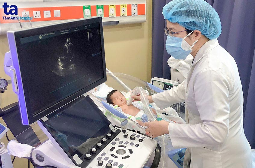 Bác sĩ Nguyễn Phạm Thùy Linh cho biết kết quả siêu âm tim của bé từ khi còn là thai nhi chính xác đến hơn 80% khiến việc điều trị cho em bé ngay khi chào đời thuận lợi hơn rất nhiều