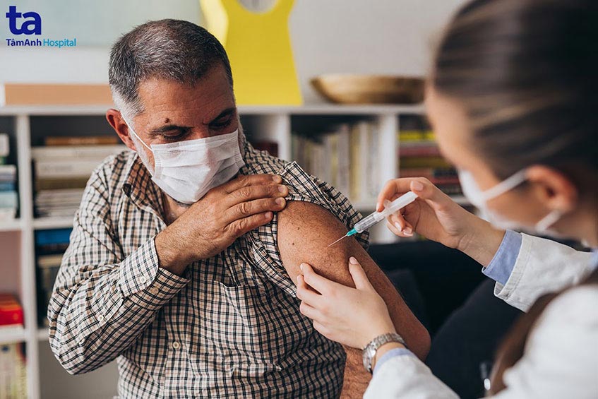 Chích ngừa sớm vắc xin Covid-19 để giảm nguy cơ biến chứng nếu chẳng may nhiễm bệnh