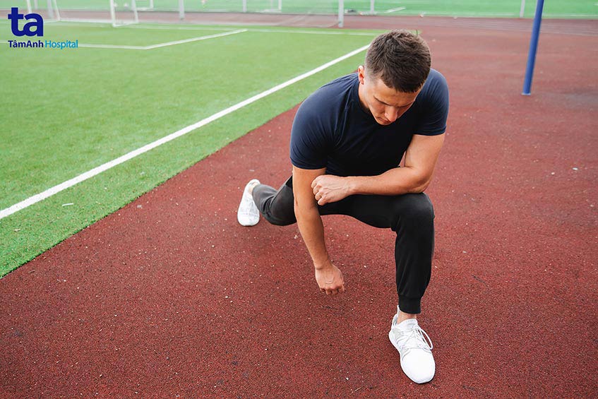 vận động mạnh gây đứt dây chằng chéo sau