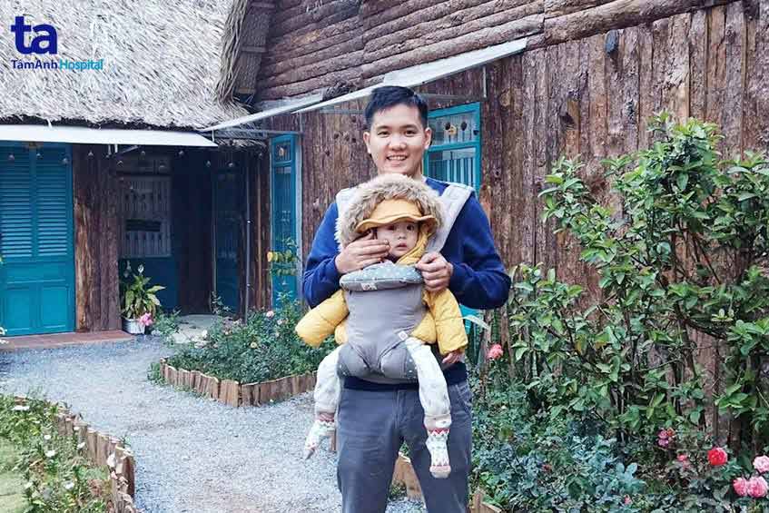 Với con gái bé nhỏ, bác sĩ Khoa tâm niệm sẽ tạo mọi điều kiện nếu con muốn nối nghiệp bố và sẵn lòng ủng hộ mọi ước mơ của con. Ảnh: Nhân vật cung cấp.