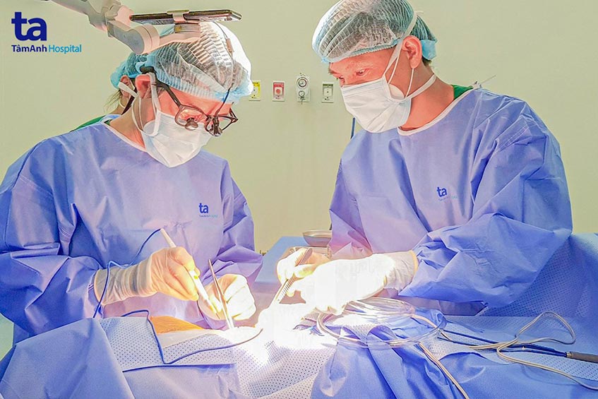 bác sĩ tiến dũng phẫu thuật