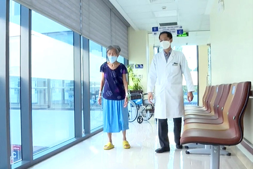 người già bị té ngã mùa dịch