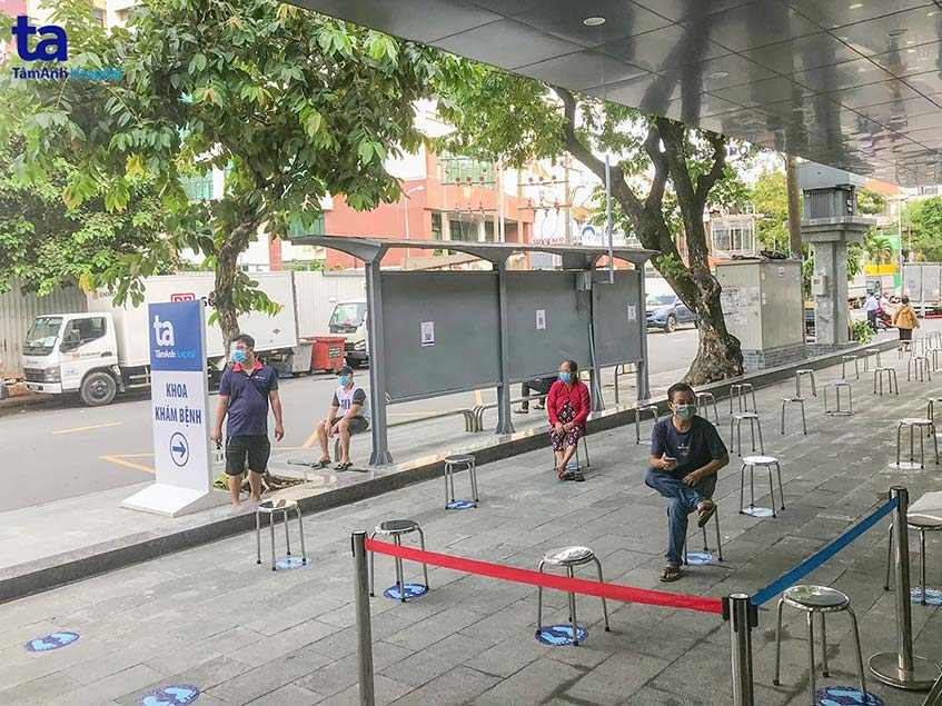 BVĐK Tâm Anh tiêm chủng cho những khách hàng cuối cùng được mời tiêm trong ngày