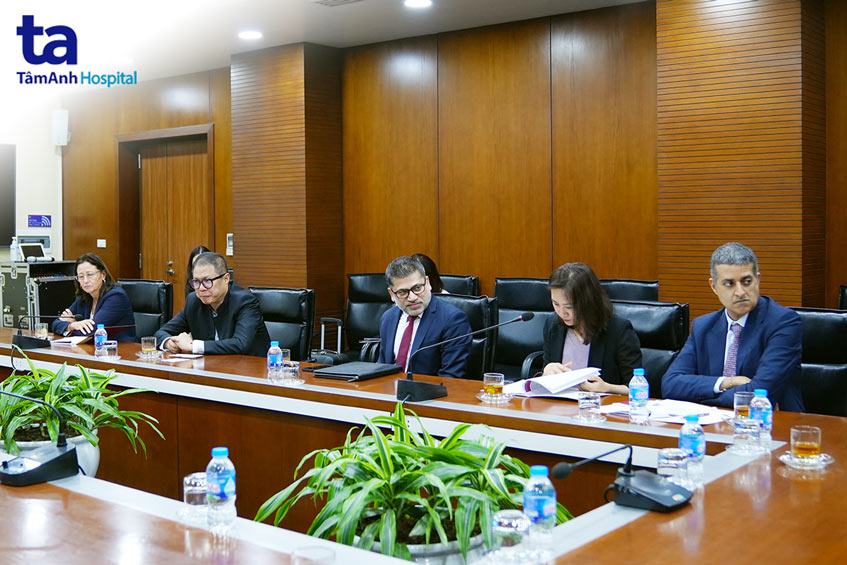 thảo luận các điều khoản tại lễ ký kết hợp tác