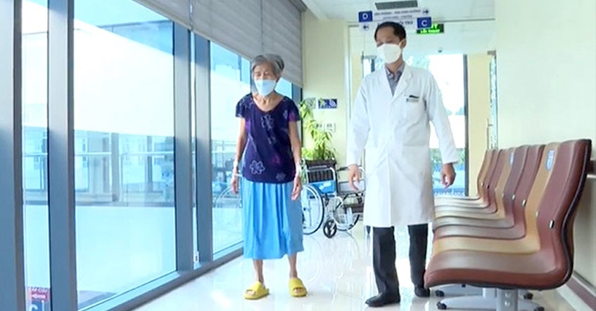 Bệnh nhân thay khớp háng 81 tuổi, bình phục đi lại sau 2 ngày
