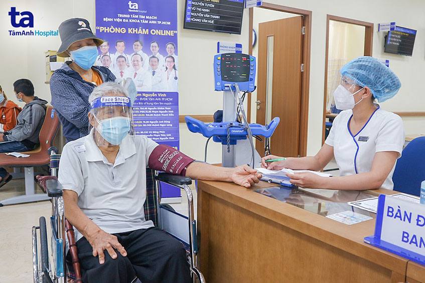 Tiêm vác xin miễn phí cho người dân