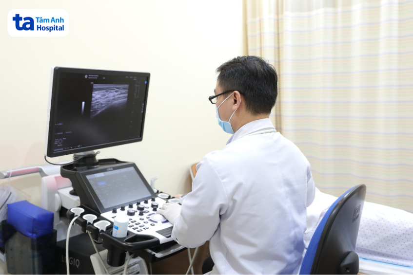bác sĩ đang siêu âm cho khách hàng