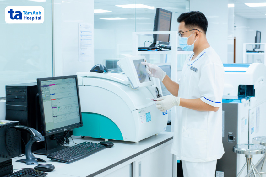 bác sĩ tiến hành xét nghiệm máu và nước tiểu