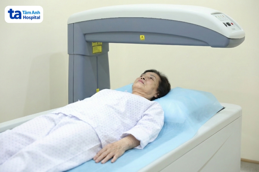 bệnh nhân đo loãng xương bằng phương pháp chụp DEXA 