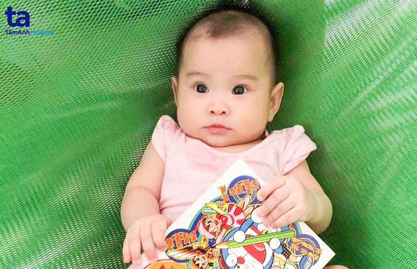 Công chúa nhỏ kháu khỉnh và khỏe mạnh trong vòng tay của gia đình