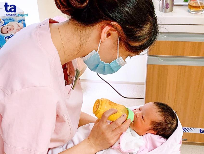 điều dưỡng cho em bé uống sữa