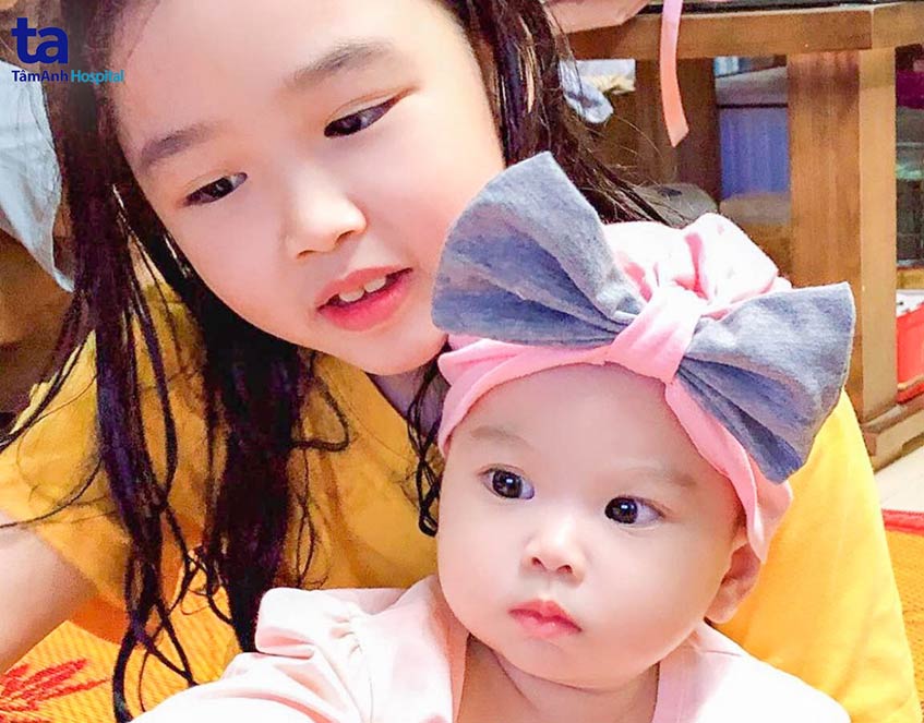 Hai cô công chúa nhỏ, vun đầy hạnh phúc to cho cả gia đình