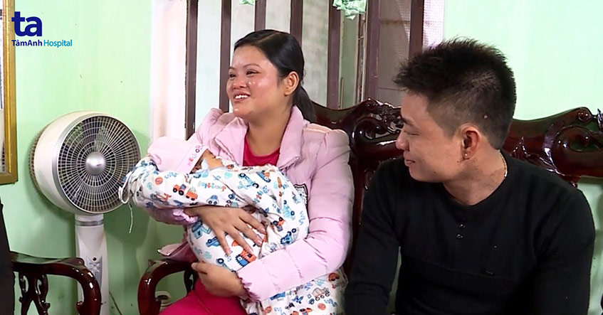 Hạnh phúc ánh lên trong mắt của vợ chồng chị Minh Lụa khi được ôm con, ngắm con sau suốt 9 năm đằng đẵng kiếm tìm