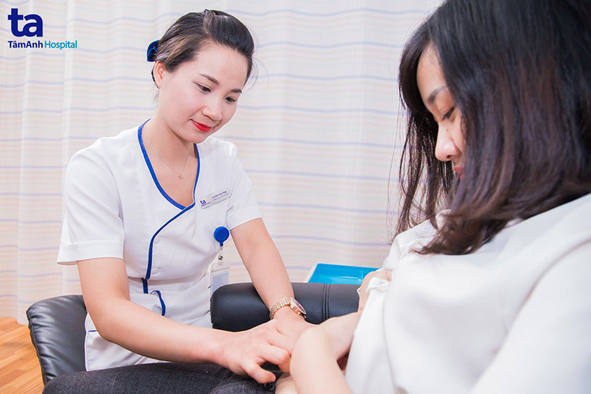 mẹ được nhân viên tư vấn