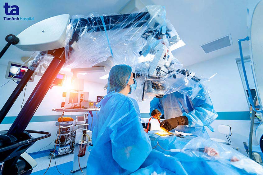 thực hiện phẫu thuật cột sống