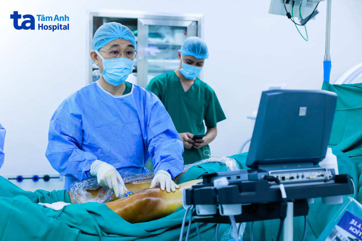 Bơm keo sinh học là kỹ thuật mới trong điều trị suy giãn tĩnh mạch