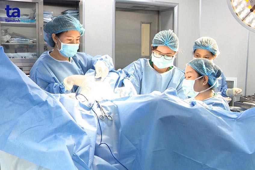 bs thanh tâm thực hiện ca đa phẫu thuật