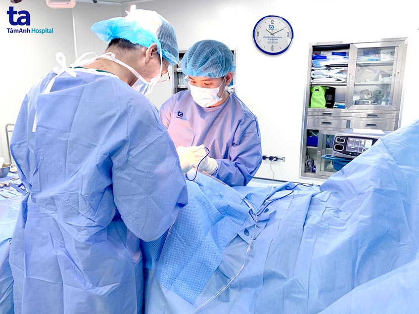 phẫu thuật cho bệnh nhân tỷ