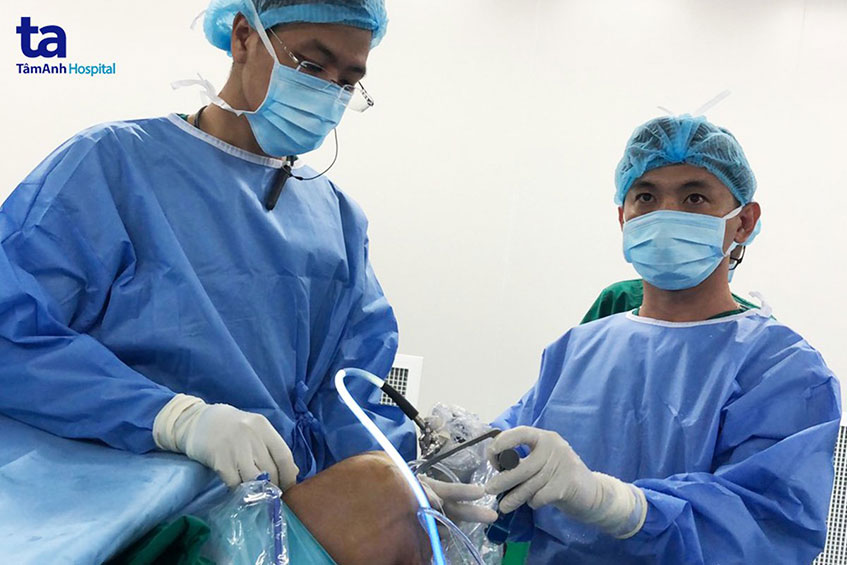 tiến hành thay dây chằng cho bệnh nhân