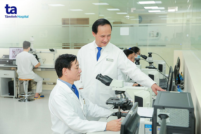 PGS Trịnh Xuân dũng lấy mẫu mô đạt chuẩn