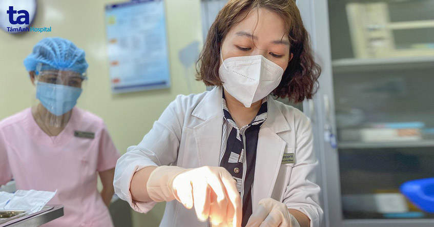 Áp xe vú nặng, hoại tử tuyến vú vì tắc tuyến sữa