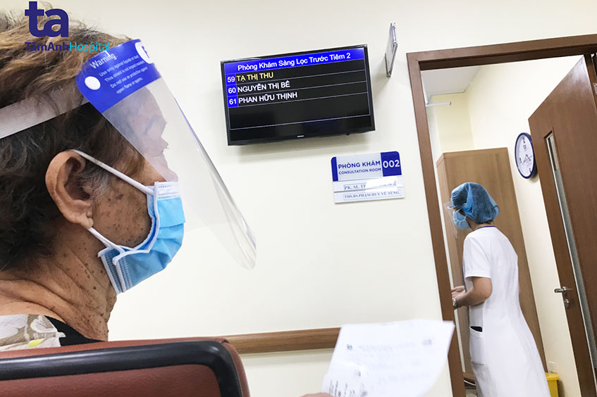 khám sàng lọc trước tiêm mũi 3