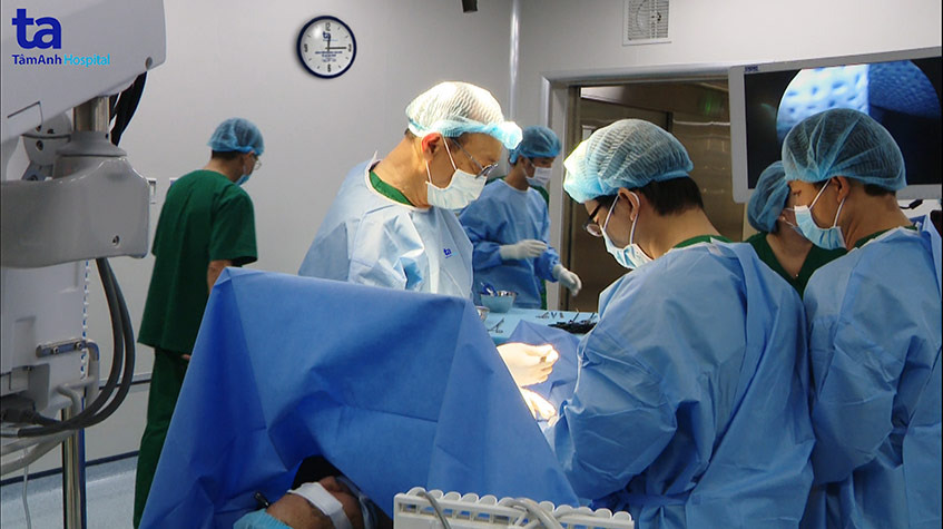 PGS Vũ Lê Chuyên tách khối u
