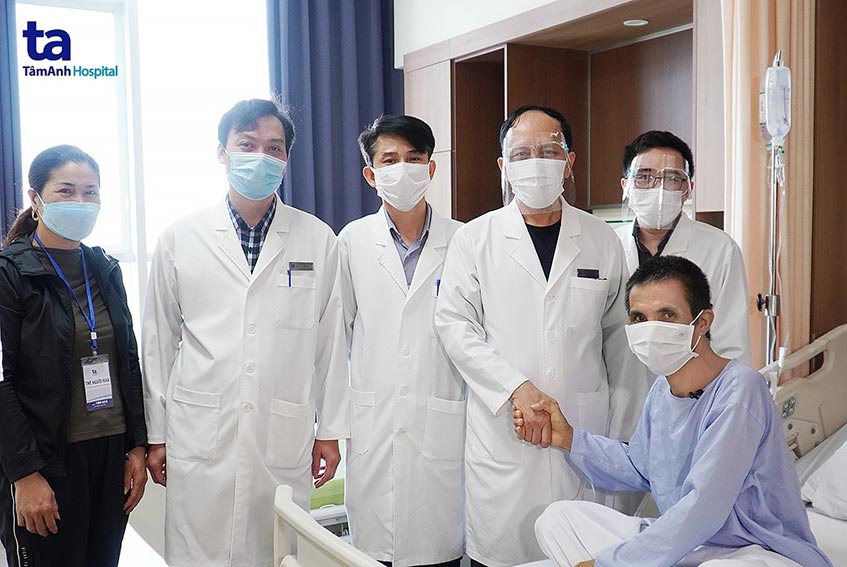 bác sĩ đến thăm bệnh nhân N