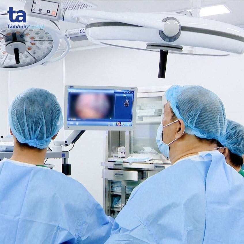 bác sĩ mổ cắt thận