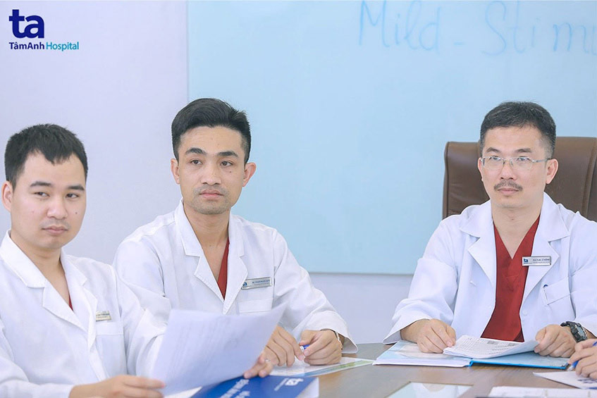 Từ trái qua Bác sĩ Cao Tuấn Anh, bác sĩ Phan Ngọc Quý và Phó Giáo sư Lê Hoàng cùng hội chẩn